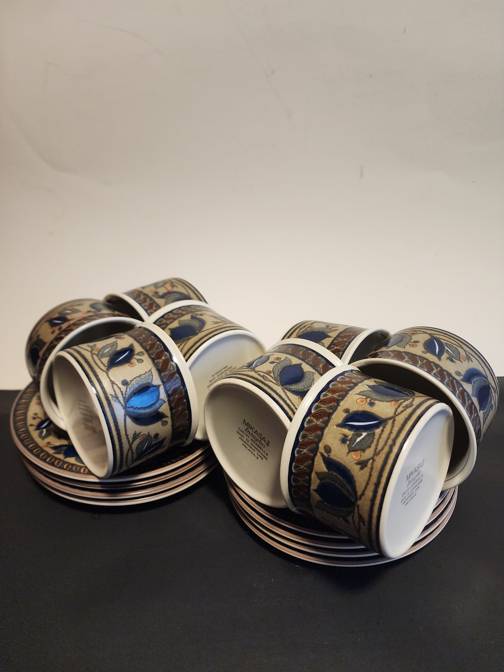 Mikasa Intaglio Arabella Floral Stoneware Cups & Saucers Blue and Tan, Set of 8